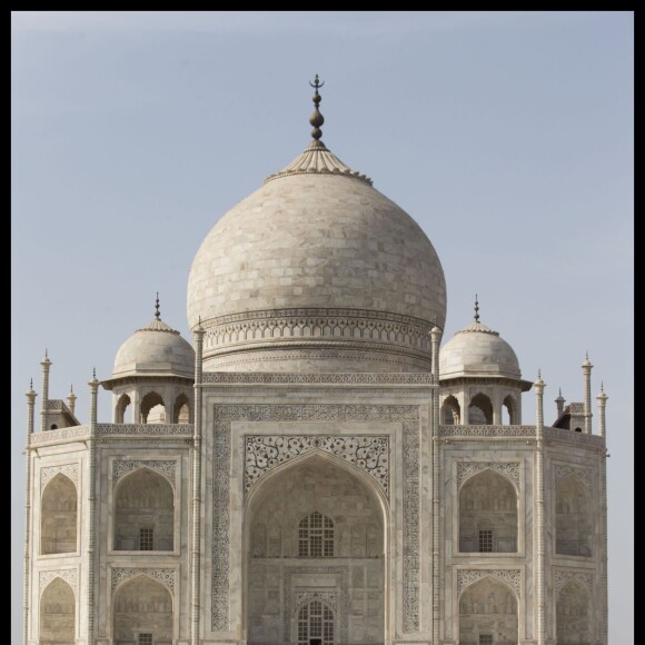 Kate Middleton (en robe Naeem Khan) et le prince William ont visité le Taj Mahal à Agra le 16 avril 2016, au dernier jour de leur tournée royale en Inde, posant pour les photographes sur le banc où la princesse Diana avait été immortalisée en 1992, en solitaire.