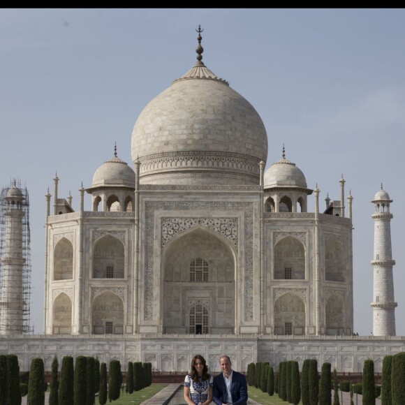 Kate Middleton (en robe Naeem Khan) et le prince William ont visité le Taj Mahal à Agra le 16 avril 2016, au dernier jour de leur tournée royale en Inde, posant pour les photographes sur le banc où la princesse Diana avait été immortalisée en 1992, en solitaire.