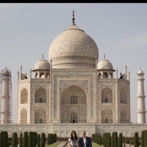 Kate Middleton (en robe Naeem Khan) et le prince William ont visité le Taj Mahal à Agra le 16 avril 2016, au dernier jour de leur tournée royale en Inde, posant pour les photographes sur le banc où la princesse Diana avait été immortalisée en 1992, en solitaire.