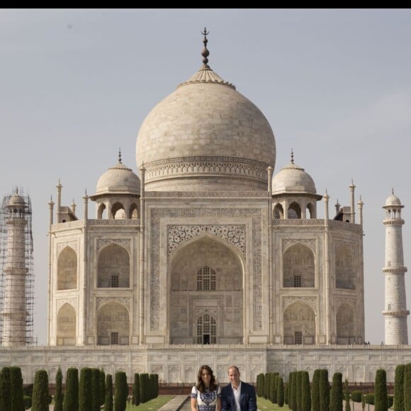 Kate Middleton (en robe Naeem Khan) et le prince William ont visité le Taj Mahal à Agra le 16 avril 2016, au dernier jour de leur tournée royale en Inde, posant pour les photographes sur le banc où la princesse Diana avait été immortalisée en 1992, en solitaire.