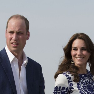 Kate Middleton (en robe Naeem Khan) et le prince William ont visité le Taj Mahal à Agra le 16 avril 2016, au dernier jour de leur tournée royale en Inde, posant pour les photographes sur le banc où la princesse Diana avait été immortalisée en 1992, en solitaire.