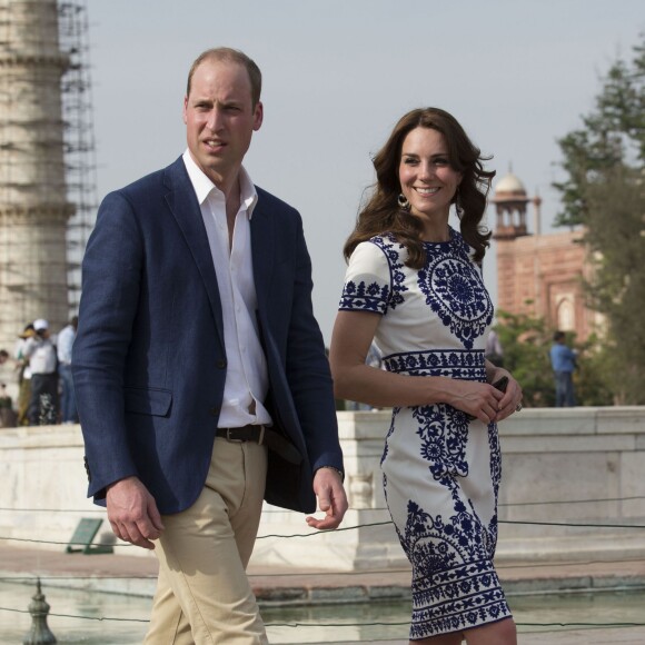 Kate Middleton (en robe Naeem Khan) et le prince William ont visité le Taj Mahal à Agra le 16 avril 2016, au dernier jour de leur tournée royale en Inde, posant pour les photographes sur le banc où la princesse Diana avait été immortalisée en 1992, en solitaire.