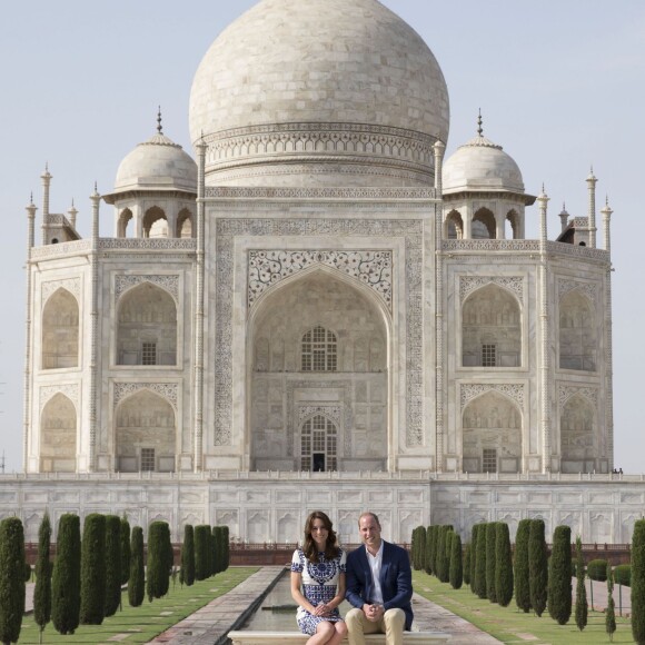 Kate Middleton (en robe Naeem Khan) et le prince William ont visité le Taj Mahal à Agra le 16 avril 2016, au dernier jour de leur tournée royale en Inde, posant pour les photographes sur le banc où la princesse Diana avait été immortalisée en 1992, en solitaire.