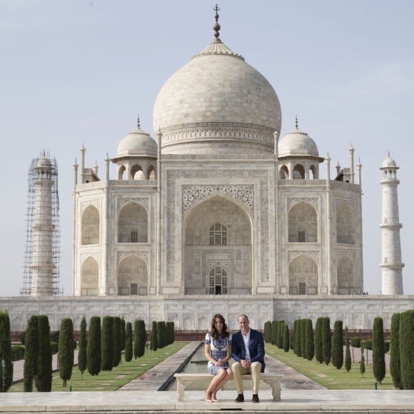 Kate Middleton (en robe Naeem Khan) et le prince William ont visité le Taj Mahal à Agra le 16 avril 2016, au dernier jour de leur tournée royale en Inde, posant pour les photographes sur le banc où la princesse Diana avait été immortalisée en 1992, en solitaire.