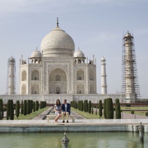 Kate Middleton (en robe Naeem Khan) et le prince William ont visité le Taj Mahal à Agra le 16 avril 2016, au dernier jour de leur tournée royale en Inde, posant pour les photographes sur le banc où la princesse Diana avait été immortalisée en 1992, en solitaire.