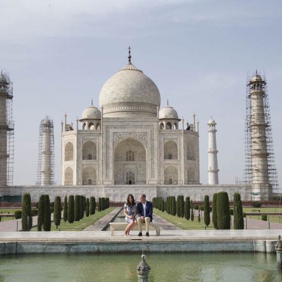 Kate Middleton (en robe Naeem Khan) et le prince William ont visité le Taj Mahal à Agra le 16 avril 2016, au dernier jour de leur tournée royale en Inde, posant pour les photographes sur le banc où la princesse Diana avait été immortalisée en 1992, en solitaire.