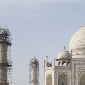 Kate Middleton (en robe Naeem Khan) et le prince William ont visité le Taj Mahal à Agra le 16 avril 2016, au dernier jour de leur tournée royale en Inde, posant pour les photographes sur le banc où la princesse Diana avait été immortalisée en 1992, en solitaire.