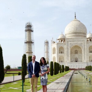 Kate Middleton (en robe Naeem Khan) et le prince William ont visité le Taj Mahal à Agra le 16 avril 2016, au dernier jour de leur tournée royale en Inde, posant pour les photographes sur le banc où la princesse Diana avait été immortalisée en 1992, en solitaire.