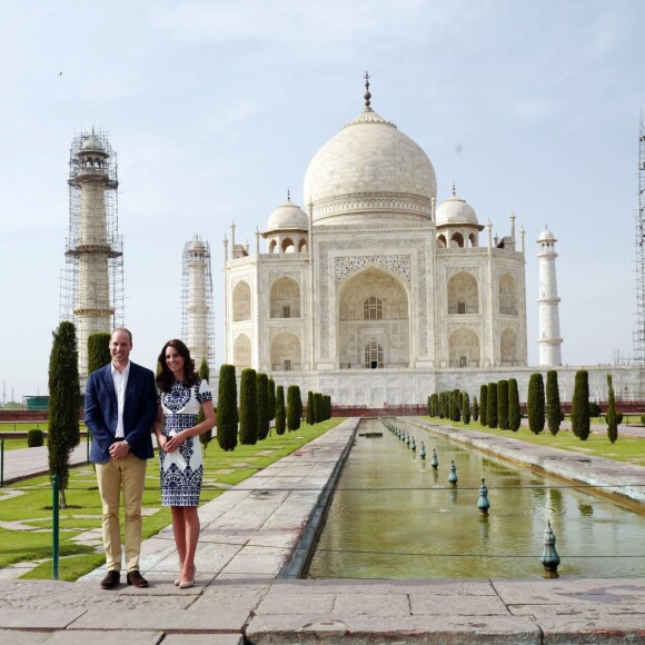 Kate Middleton (en robe Naeem Khan) et le prince William ont visité le Taj Mahal à Agra le 16 avril 2016, au dernier jour de leur tournée royale en Inde, posant pour les photographes sur le banc où la princesse Diana avait été immortalisée en 1992, en solitaire.