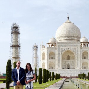 Kate Middleton (en robe Naeem Khan) et le prince William ont visité le Taj Mahal à Agra le 16 avril 2016, au dernier jour de leur tournée royale en Inde, posant pour les photographes sur le banc où la princesse Diana avait été immortalisée en 1992, en solitaire.