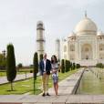  Kate Middleton (en robe Naeem Khan) et le prince William ont visité le Taj Mahal à Agra le 16 avril 2016, au dernier jour de leur tournée royale en Inde, posant pour les photographes sur le banc où la princesse Diana avait été immortalisée en 1992, en solitaire. 