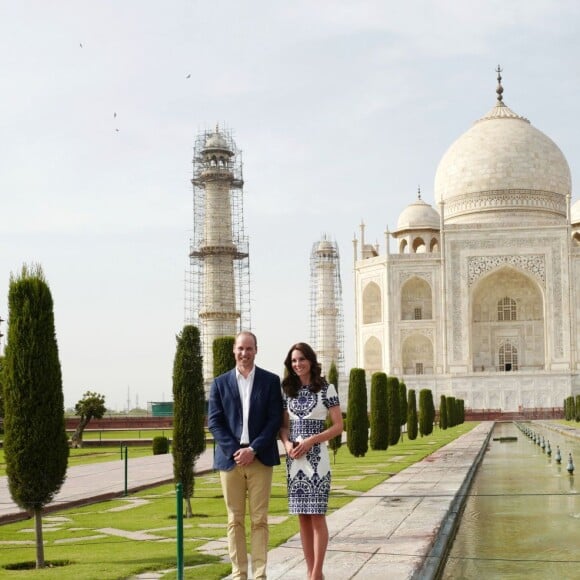 Kate Middleton (en robe Naeem Khan) et le prince William ont visité le Taj Mahal à Agra le 16 avril 2016, au dernier jour de leur tournée royale en Inde, posant pour les photographes sur le banc où la princesse Diana avait été immortalisée en 1992, en solitaire.