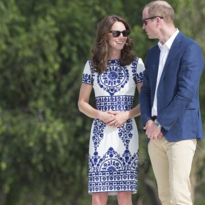 Kate Middleton (en robe Naeem Khan) et le prince William ont visité le Taj Mahal à Agra le 16 avril 2016, au dernier jour de leur tournée royale en Inde, posant pour les photographes sur le banc où la princesse Diana avait été immortalisée en 1992, en solitaire.