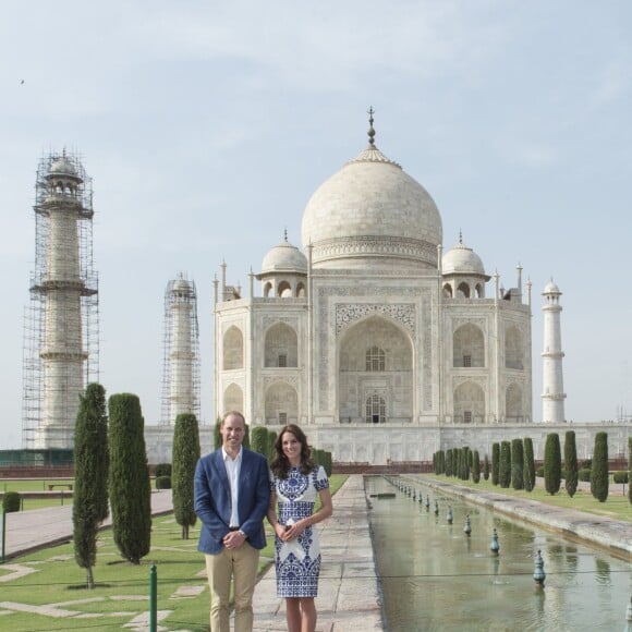 Kate Middleton (en robe Naeem Khan) et le prince William ont visité le Taj Mahal à Agra le 16 avril 2016, au dernier jour de leur tournée royale en Inde, posant pour les photographes sur le banc où la princesse Diana avait été immortalisée en 1992, en solitaire.