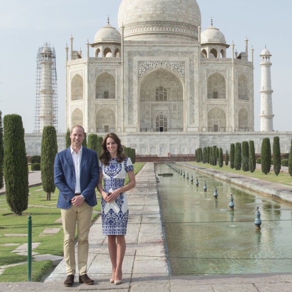 Kate Middleton (en robe Naeem Khan) et le prince William ont visité le Taj Mahal à Agra le 16 avril 2016, au dernier jour de leur tournée royale en Inde, posant pour les photographes sur le banc où la princesse Diana avait été immortalisée en 1992, en solitaire.