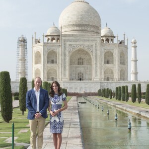 Kate Middleton (en robe Naeem Khan) et le prince William ont visité le Taj Mahal à Agra le 16 avril 2016, au dernier jour de leur tournée royale en Inde, posant pour les photographes sur le banc où la princesse Diana avait été immortalisée en 1992, en solitaire.