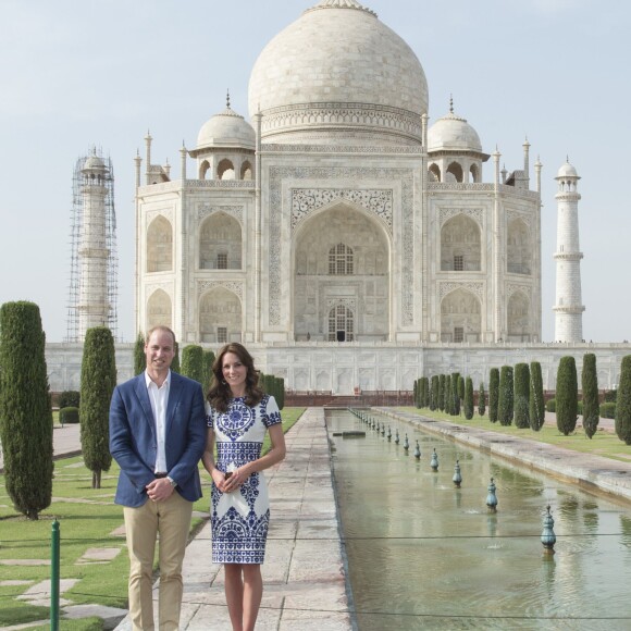 Kate Middleton (en robe Naeem Khan) et le prince William ont visité le Taj Mahal à Agra le 16 avril 2016, au dernier jour de leur tournée royale en Inde, posant pour les photographes sur le banc où la princesse Diana avait été immortalisée en 1992, en solitaire.