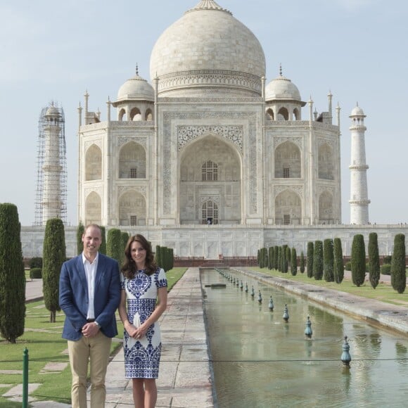 Kate Middleton (en robe Naeem Khan) et le prince William ont visité le Taj Mahal à Agra le 16 avril 2016, au dernier jour de leur tournée royale en Inde, posant pour les photographes sur le banc où la princesse Diana avait été immortalisée en 1992, en solitaire.