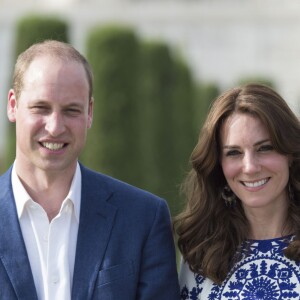 Kate Middleton (en robe Naeem Khan) et le prince William ont visité le Taj Mahal à Agra le 16 avril 2016, au dernier jour de leur tournée royale en Inde, posant pour les photographes sur le banc où la princesse Diana avait été immortalisée en 1992, en solitaire.