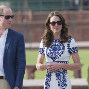 Kate Middleton (en robe Naeem Khan) et le prince William ont visité le Taj Mahal à Agra le 16 avril 2016, au dernier jour de leur tournée royale en Inde, posant pour les photographes sur le banc où la princesse Diana avait été immortalisée en 1992, en solitaire.