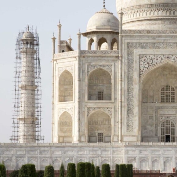 Kate Middleton (en robe Naeem Khan) et le prince William ont visité le Taj Mahal à Agra le 16 avril 2016, au dernier jour de leur tournée royale en Inde, posant pour les photographes sur le banc où la princesse Diana avait été immortalisée en 1992, en solitaire.