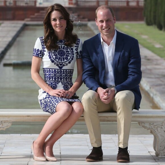 Kate Middleton (en robe Naeem Khan) et le prince William ont visité le Taj Mahal à Agra le 16 avril 2016, au dernier jour de leur tournée royale en Inde, posant pour les photographes sur le banc où la princesse Diana avait été immortalisée en 1992, en solitaire.