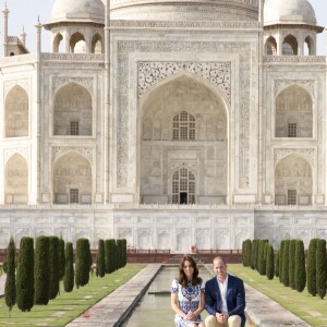 Kate Middleton (en robe Naeem Khan) et le prince William ont visité le Taj Mahal à Agra le 16 avril 2016, au dernier jour de leur tournée royale en Inde, posant pour les photographes sur le banc où la princesse Diana avait été immortalisée en 1992, en solitaire.