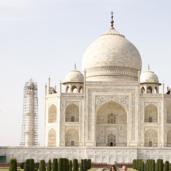 Kate Middleton (en robe Naeem Khan) et le prince William ont visité le Taj Mahal à Agra le 16 avril 2016, au dernier jour de leur tournée royale en Inde, posant pour les photographes sur le banc où la princesse Diana avait été immortalisée en 1992, en solitaire.