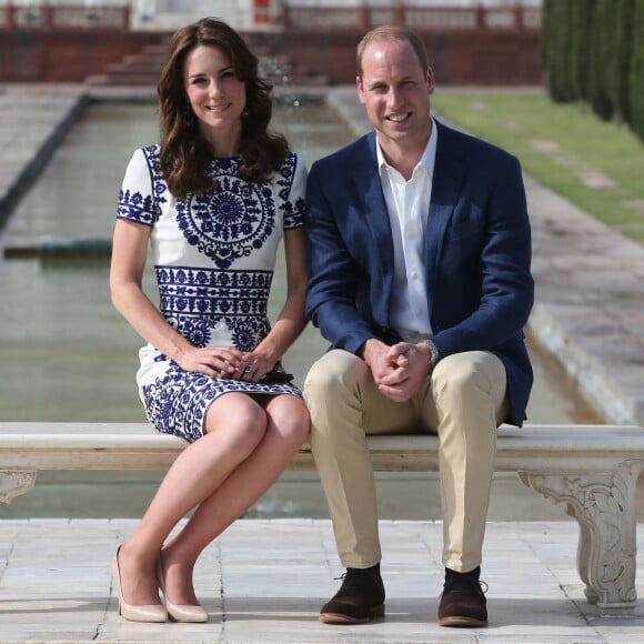 Kate Middleton (en robe Naeem Khan) et le prince William ont visité le Taj Mahal à Agra le 16 avril 2016, au dernier jour de leur tournée royale en Inde, posant pour les photographes sur le banc où la princesse Diana avait été immortalisée en 1992, en solitaire.