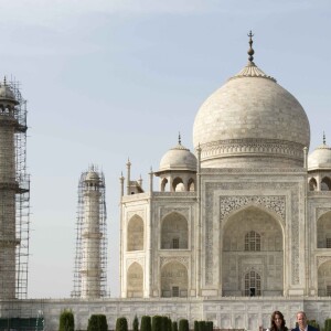 Kate Middleton (en robe Naeem Khan) et le prince William ont visité le Taj Mahal à Agra le 16 avril 2016, au dernier jour de leur tournée royale en Inde, posant pour les photographes sur le banc où la princesse Diana avait été immortalisée en 1992, en solitaire.