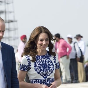 Kate Middleton (en robe Naeem Khan) et le prince William ont visité le Taj Mahal à Agra le 16 avril 2016, au dernier jour de leur tournée royale en Inde, posant pour les photographes sur le banc où la princesse Diana avait été immortalisée en 1992, en solitaire.