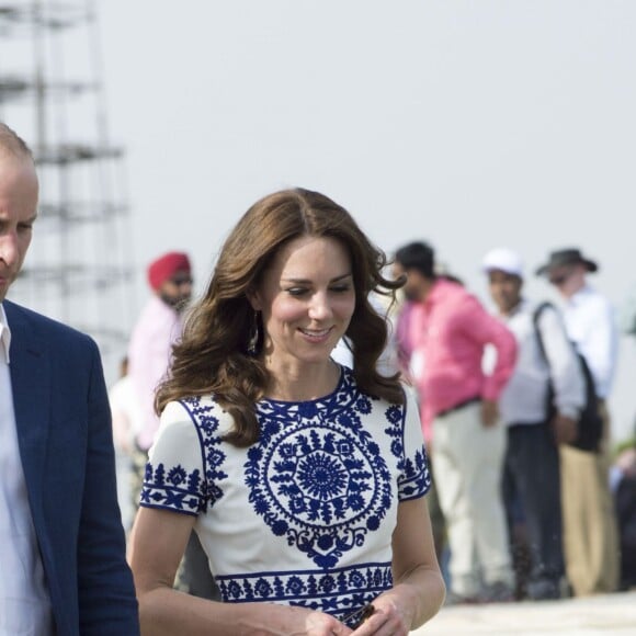 Kate Middleton (en robe Naeem Khan) et le prince William ont visité le Taj Mahal à Agra le 16 avril 2016, au dernier jour de leur tournée royale en Inde, posant pour les photographes sur le banc où la princesse Diana avait été immortalisée en 1992, en solitaire.