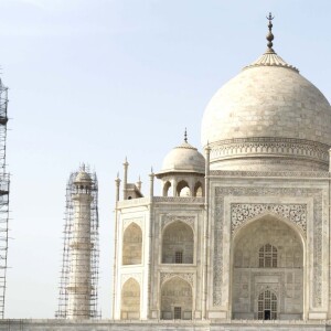 Kate Middleton (en robe Naeem Khan) et le prince William ont visité le Taj Mahal à Agra le 16 avril 2016, au dernier jour de leur tournée royale en Inde, posant pour les photographes sur le banc où la princesse Diana avait été immortalisée en 1992, en solitaire.