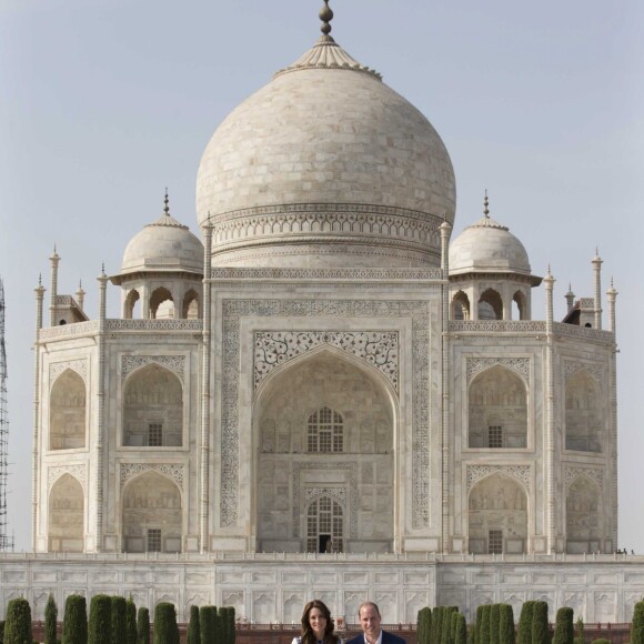 Kate Middleton (en robe Naeem Khan) et le prince William ont visité le Taj Mahal à Agra le 16 avril 2016, au dernier jour de leur tournée royale en Inde, posant pour les photographes sur le banc où la princesse Diana avait été immortalisée en 1992, en solitaire.