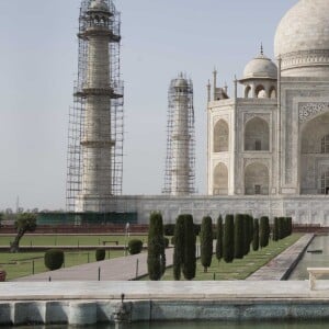 Kate Middleton (en robe Naeem Khan) et le prince William ont visité le Taj Mahal à Agra le 16 avril 2016, au dernier jour de leur tournée royale en Inde, posant pour les photographes sur le banc où la princesse Diana avait été immortalisée en 1992, en solitaire.