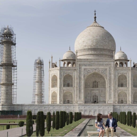 Kate Middleton (en robe Naeem Khan) et le prince William ont visité le Taj Mahal à Agra le 16 avril 2016, au dernier jour de leur tournée royale en Inde, posant pour les photographes sur le banc où la princesse Diana avait été immortalisée en 1992, en solitaire.