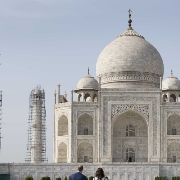 Kate Middleton (en robe Naeem Khan) et le prince William ont visité le Taj Mahal à Agra le 16 avril 2016, au dernier jour de leur tournée royale en Inde, posant pour les photographes sur le banc où la princesse Diana avait été immortalisée en 1992, en solitaire.