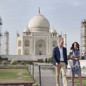 Kate Middleton (en robe Naeem Khan) et le prince William ont visité le Taj Mahal à Agra le 16 avril 2016, au dernier jour de leur tournée royale en Inde, posant pour les photographes sur le banc où la princesse Diana avait été immortalisée en 1992, en solitaire.