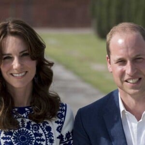 Kate Middleton (en robe Naeem Khan) et le prince William ont visité le Taj Mahal à Agra le 16 avril 2016, au dernier jour de leur tournée royale en Inde, posant pour les photographes sur le banc où la princesse Diana avait été immortalisée en 1992, en solitaire.