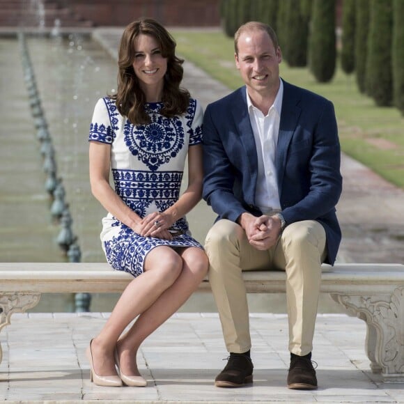 Kate Middleton (en robe Naeem Khan) et le prince William ont visité le Taj Mahal à Agra le 16 avril 2016, au dernier jour de leur tournée royale en Inde, posant pour les photographes sur le banc où la princesse Diana avait été immortalisée en 1992, en solitaire.