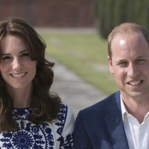 Kate Middleton (en robe Naeem Khan) et le prince William ont visité le Taj Mahal à Agra le 16 avril 2016, au dernier jour de leur tournée royale en Inde, posant pour les photographes sur le banc où la princesse Diana avait été immortalisée en 1992, en solitaire.