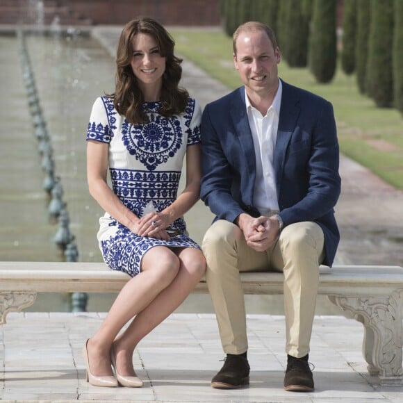 Kate Middleton (en robe Naeem Khan) et le prince William ont visité le Taj Mahal à Agra le 16 avril 2016, au dernier jour de leur tournée royale en Inde, posant pour les photographes sur le banc où la princesse Diana avait été immortalisée en 1992, en solitaire.