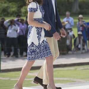 Kate Middleton (en robe Naeem Khan) et le prince William ont visité le Taj Mahal à Agra le 16 avril 2016, au dernier jour de leur tournée royale en Inde, posant pour les photographes sur le banc où la princesse Diana avait été immortalisée en 1992, en solitaire.