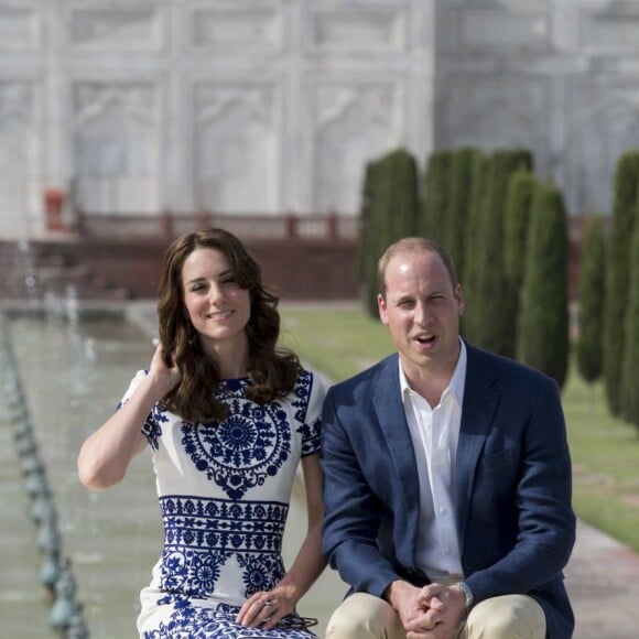 Kate Middleton (en robe Naeem Khan) et le prince William ont visité le Taj Mahal à Agra le 16 avril 2016, au dernier jour de leur tournée royale en Inde, posant pour les photographes sur le banc où la princesse Diana avait été immortalisée en 1992, en solitaire.