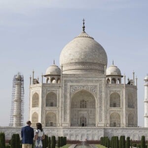 Kate Middleton (en robe Naeem Khan) et le prince William ont visité le Taj Mahal à Agra le 16 avril 2016, au dernier jour de leur tournée royale en Inde, posant pour les photographes sur le banc où la princesse Diana avait été immortalisée en 1992, en solitaire.