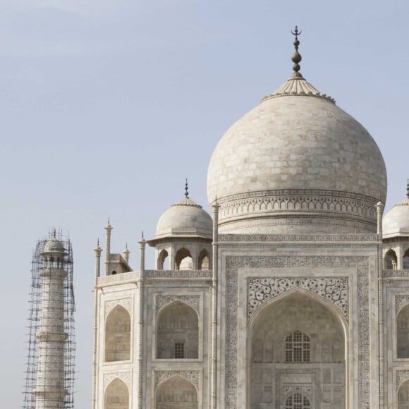 Kate Middleton (en robe Naeem Khan) et le prince William ont visité le Taj Mahal à Agra le 16 avril 2016, au dernier jour de leur tournée royale en Inde, posant pour les photographes sur le banc où la princesse Diana avait été immortalisée en 1992, en solitaire.