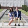  Kate Middleton (en robe Naeem Khan) et le prince William ont visité le Taj Mahal à Agra le 16 avril 2016, au dernier jour de leur tournée royale en Inde, posant pour les photographes sur le banc où la princesse Diana avait été immortalisée en 1992, en solitaire. 