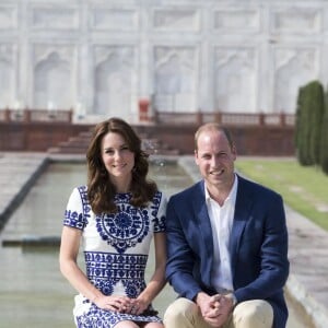 Kate Middleton (en robe Naeem Khan) et le prince William ont visité le Taj Mahal à Agra le 16 avril 2016, au dernier jour de leur tournée royale en Inde, posant pour les photographes sur le banc où la princesse Diana avait été immortalisée en 1992, en solitaire.