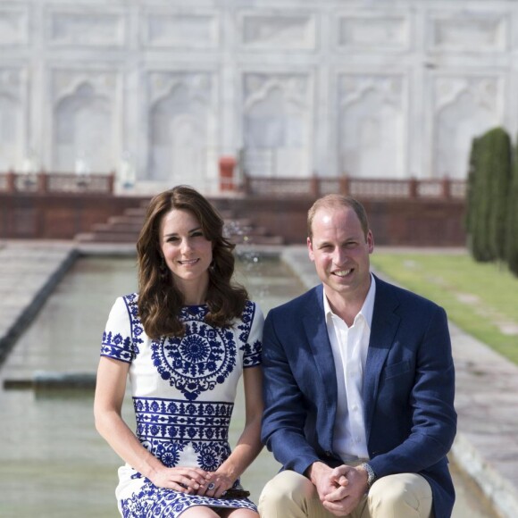 Kate Middleton (en robe Naeem Khan) et le prince William ont visité le Taj Mahal à Agra le 16 avril 2016, au dernier jour de leur tournée royale en Inde, posant pour les photographes sur le banc où la princesse Diana avait été immortalisée en 1992, en solitaire.