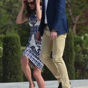 Kate Middleton (en robe Naeem Khan) et le prince William ont visité le Taj Mahal à Agra le 16 avril 2016, au dernier jour de leur tournée royale en Inde, posant pour les photographes sur le banc où la princesse Diana avait été immortalisée en 1992, en solitaire.